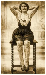 Retrato de uma mulher tatuada sentada, c.1895 (foto sépia)